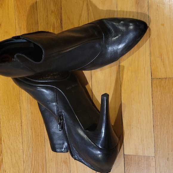Nine West Size 10 black leather high heel booties - Picture 3 of 3